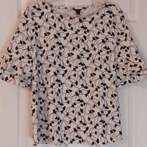 Ann Taylor black & white ruffled sleeve floral blouse size M NWT